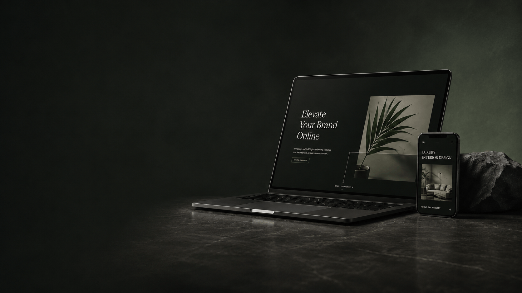 Cinematische Szene mit Laptop, Smartphone und hochwertigem Website-Design auf dunkler Steinoberfläche.